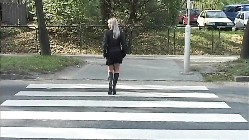 Public Piss Girls No.16
