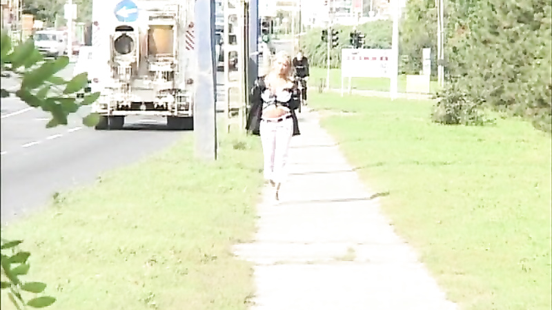Public Piss Girls No.16